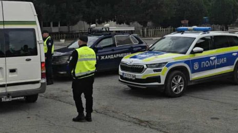 Задържаха чужденец с девет нелегални мигранти край Пасарел