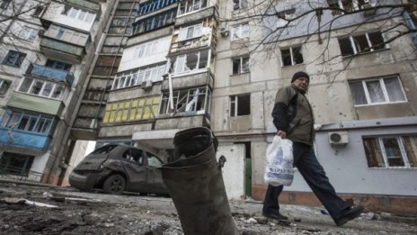 Дядо Мраз с пола помага на хората в Източна Украйна