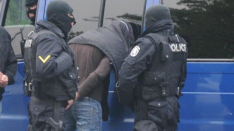 Разбиха група за рекет, пробвала се и да убива