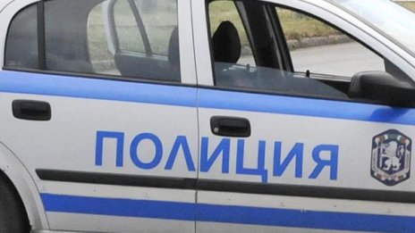 Зеленчуков магазин и бус осъмнаха със забити кирки в Бургас