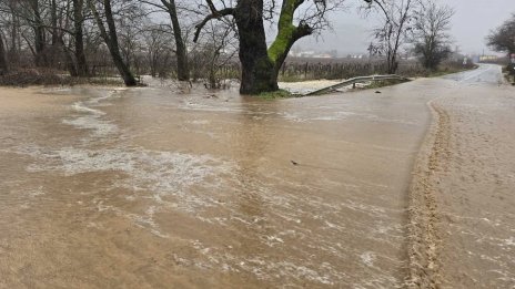 Щети заради силния вятър в Хасково и Кърджали, Петрич пък се наводни 