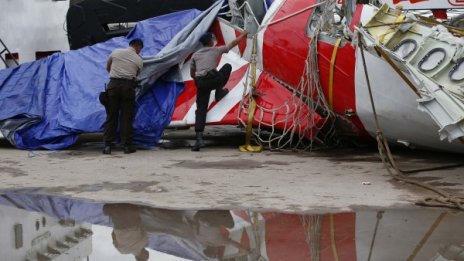 Подновиха издирването на загинали със самолета на "ЕърЕйша"