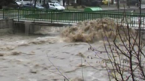 Десетки къщи са наводнени в Смолянско, има свлачища