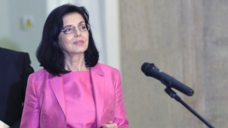 Нямаме полза от бежанци в гетата, убедена е Кунева 