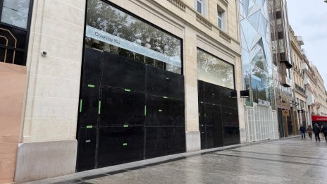 В кадър: Париж се готви за безредици, магазините са "опаковани" 