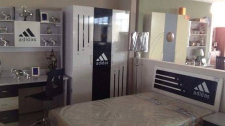 Социални разни: бургаски мебели Adidas и шантави руснаци 