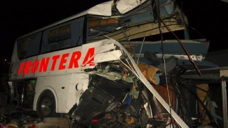 16 загинаха при удар на влак и рейс в Мексико