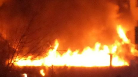 Мостът Лазенковски във Варшавa е в пламъци