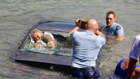 Полицаи спасиха жена от кола секунди преди да потъне