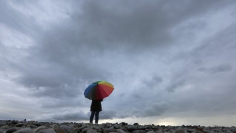 Времето днес: Облачно със слаб дъжд