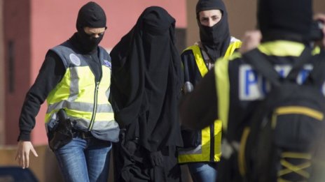 В Испания е разбита мрежа за вербуване на жени за ИД