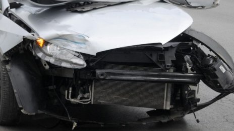 Двама души се борят за живота си след катастрофи през денонощието