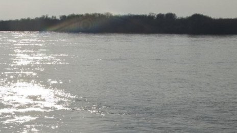 Проверяват сигнал за мазно петно по Дунав