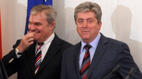Първанов вярва на групата, но не се отказва от оставката