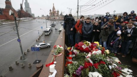 Оланд осъди убийството на Немцов, Меркел - потресена