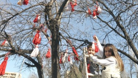Честита Баба Марта! Закичете се с бяло и червено за здраве и сила