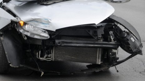 Двама души се борят за живота си след катастрофи през денонощието