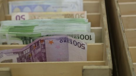 Отмъкнаха 3000 лева и 1600 евро от каса в бургаски хотел