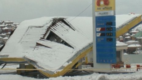 Бензиностанция се срути от мокрия сняг в Кърджали