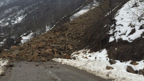 Паднали скали затвориха отново пътя Кричим-Девин