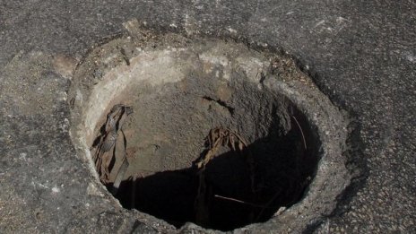 Работник полетя в 8-метрова шахта в Шумен