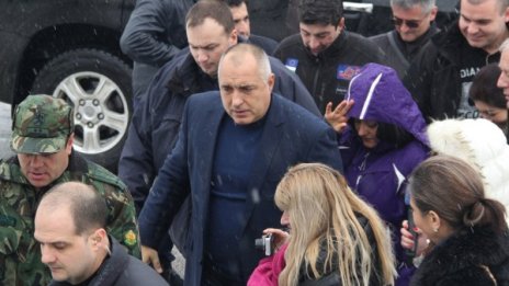 Електропроводите са начупени като клечки, цялата мрежа е срината!