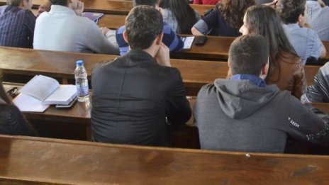Мераклиите за студенти в УНСС - на първи изпити днес 