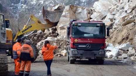 Разчистват голямото свлачище на пътя Пловдив - Смолян