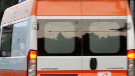 Камион забърса кола в аварийната лента на "Тракия"