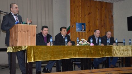 Цветанов в Сърница: Не броеници, а осветлението е знак