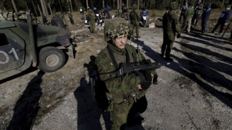 Литва връща временно задължителната военна служба