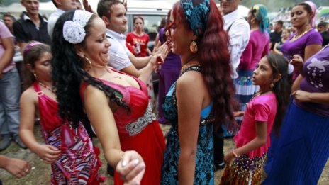 Пазарджик на протест срещу ромските сватби