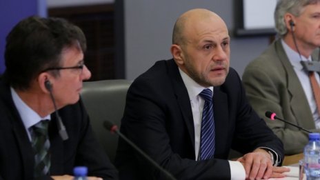 Интересни въпросителни около сделката на LIC33