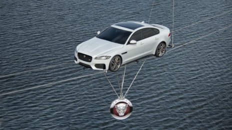 Jaguar XF прикова погледите в Лондон
