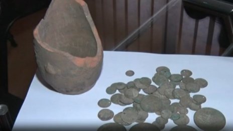Тракторист откри гърне със съкровище, даде го в музея