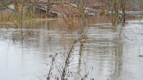 Оперативно звено ще следи 24 часа речните нива