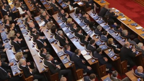 ГМО, шистов газ... Пуска ли ги властта през задния вход?