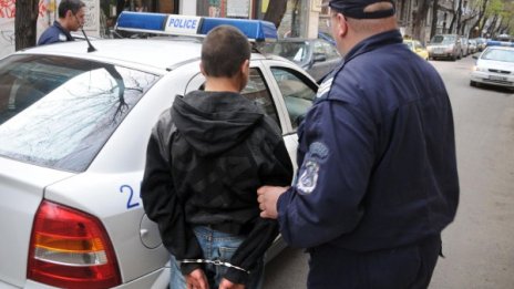Арест за младеж, ударил дете при опит да го ограби