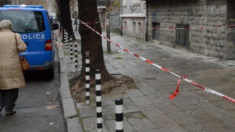 Кървава кражба! Момче и мъж наръгани в Перник