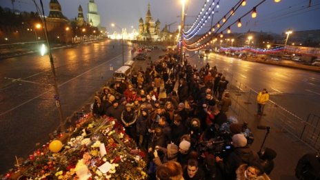 "Разчистиха" от цветя моста, където убиха Немцов