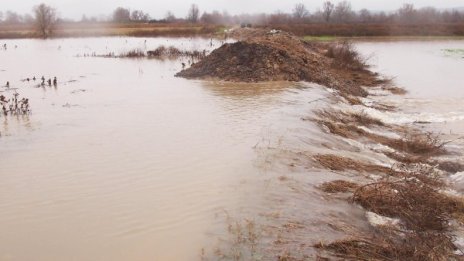 Критично е нивото на река Струма край село Струмяни