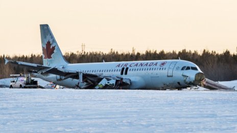 Самолетът в Халифакс се е влачил по корем 330 метра