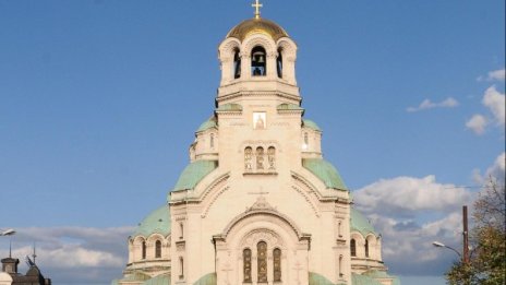 Осветени пешеходни зони около "Александър Невски"