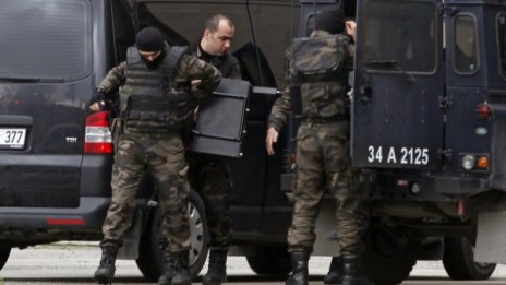 Двама въоръжени нахлуха в офис на управляващата партия в Истанбул