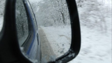 100 коли в капан, пътят - заледен