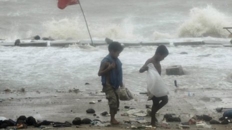 Буря в Бангладеш уби най-малко 24 души и рани десетки