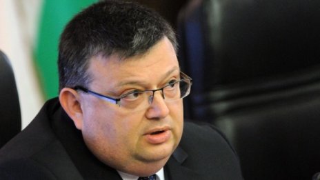 Цацаров пак вдигна мерника: Ще има още обвиняеми за КТБ