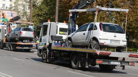 Узакониха Паяците! Яка глоба и за кола на тротоара