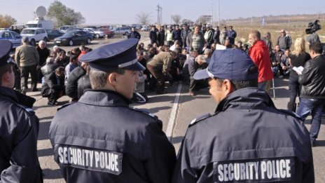 Животновъди блокират границата ни с Турция