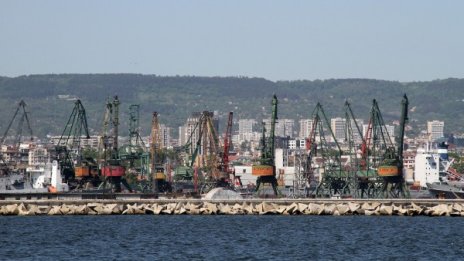 Силян вятър затвори пристанище "Варна"